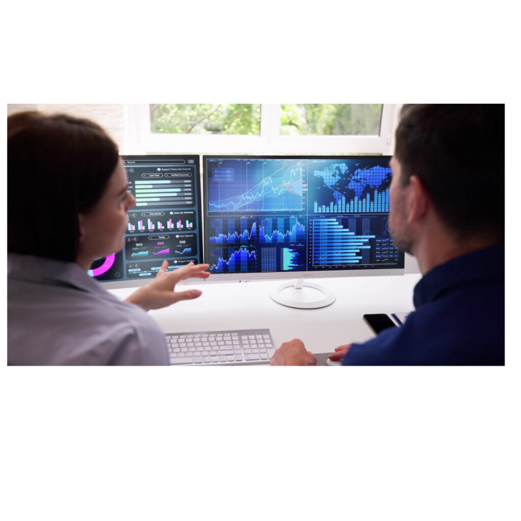 Zwei Fachleute diskutieren Sicherheitsstrategien zur Einhaltung der Datenschutzbestimmungen.