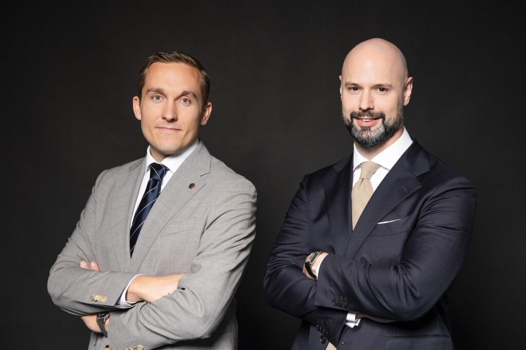 Die externen Datenschutzbeauftragten Dr. Kevin Marschall und Dr. Stephan Blazy von GDPC vor dunklem Hintergrund