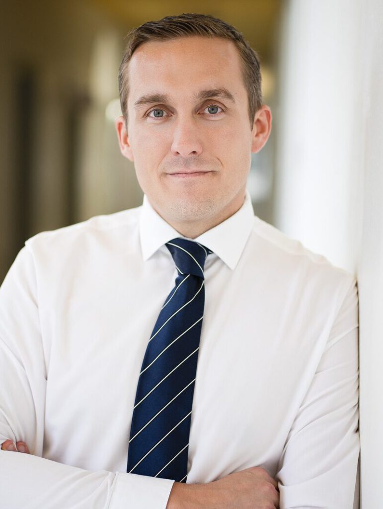 Der externe Datenschutzbeauftragte Dr. Kevin Marschall von GDPC in Hemd vor hellem Hintergrund