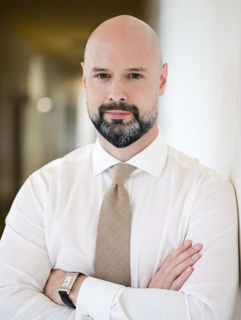 Der externe Datenschutzbeauftragte Dr. Stephan Blazy von GDPC in Hemd vor hellem Hintergrund